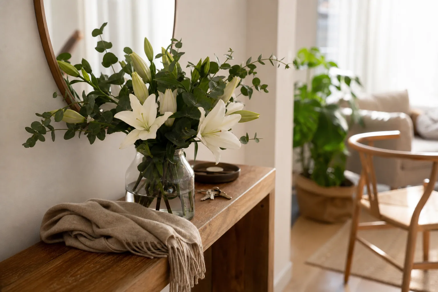 Bukett med säsongsblommor i blandade färger, uppbunden och redo att lämnas över som gåva.