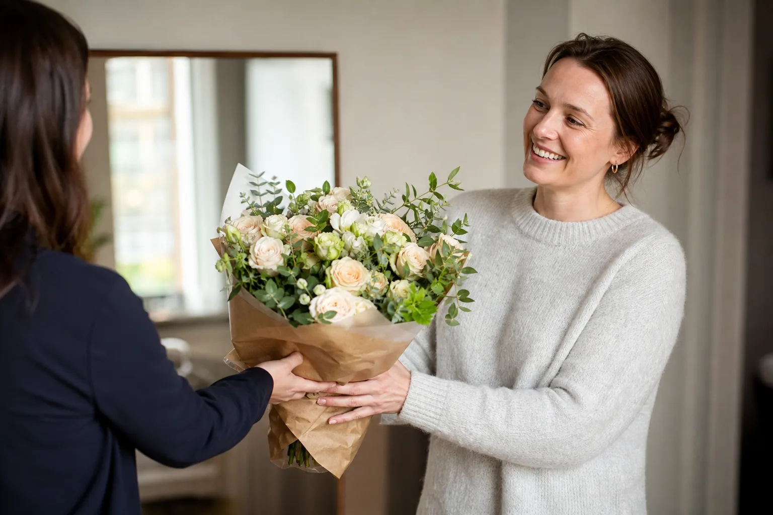 Bukett med snittblommor i papper, fotograferad i neutral miljö utan angiven leveransplats.
