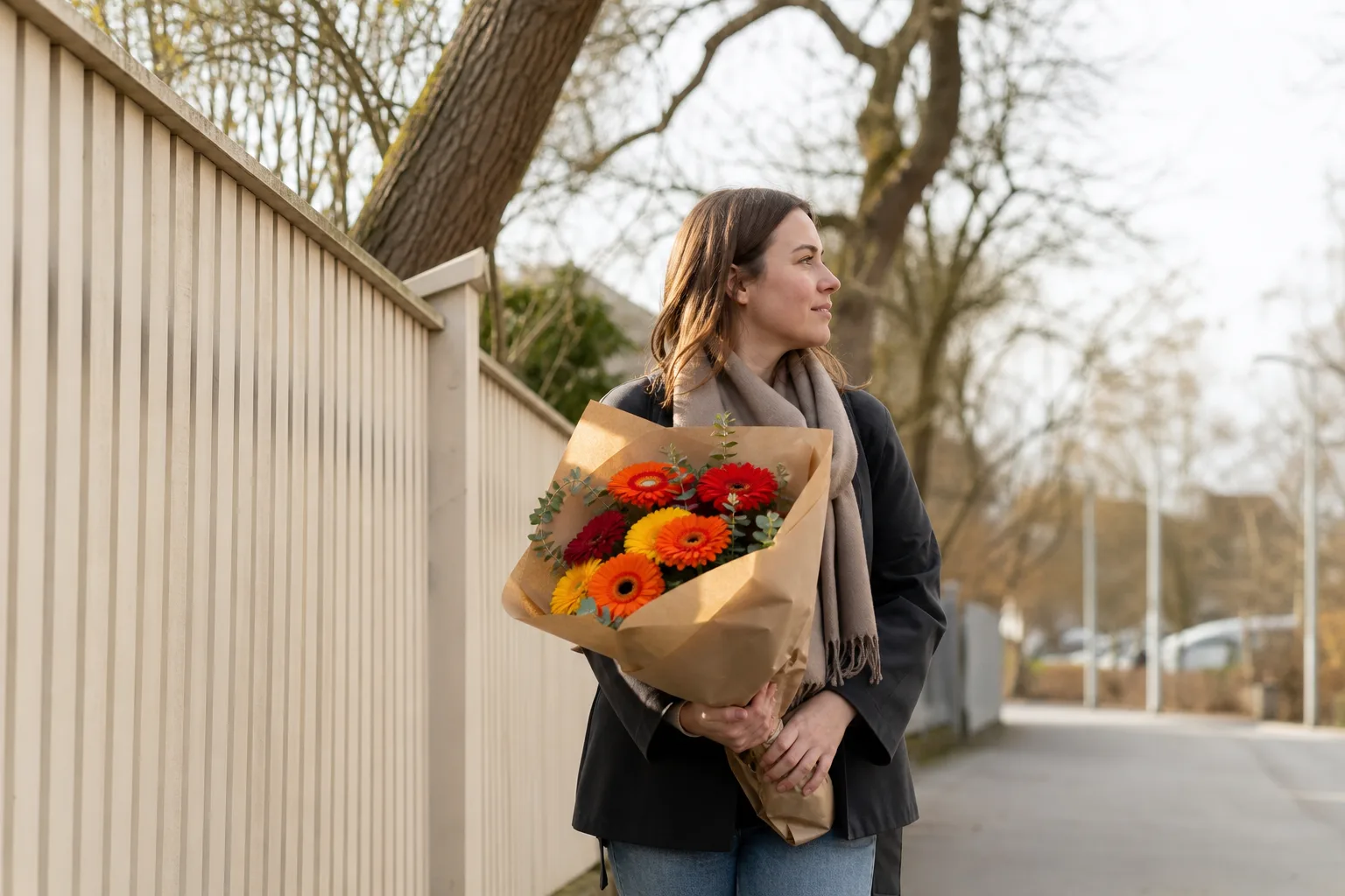 Bukett med säsongsblommor uppställd inomhus, redo att packas för bud
