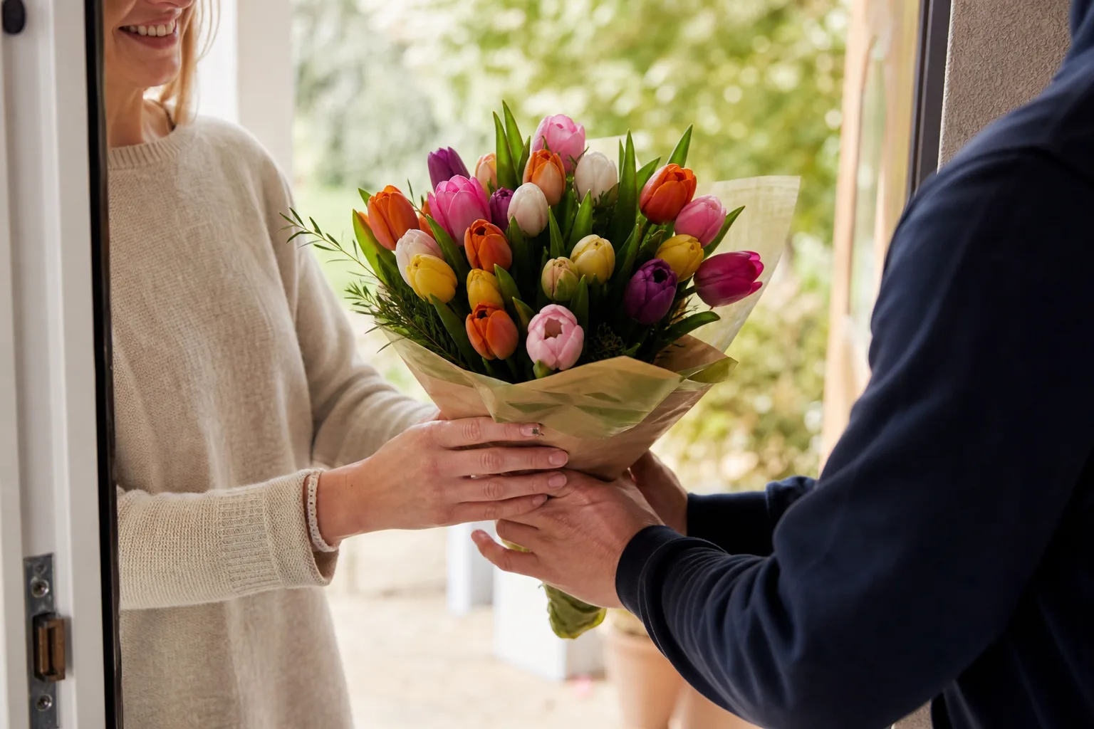 Bukett med säsongens snittblommor uppradad inför leverans, utan synlig avsändare eller mottagare.