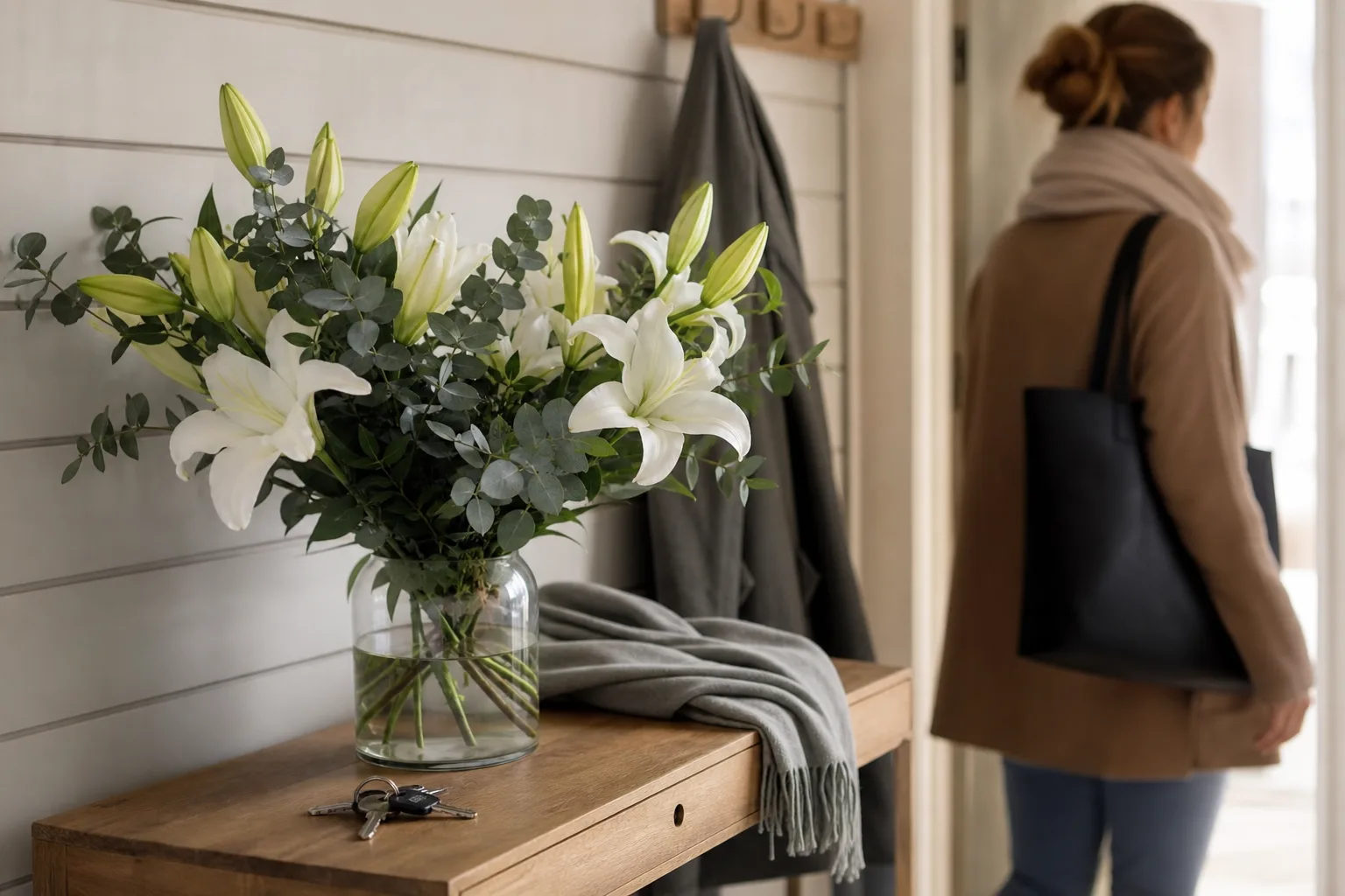 Bukett med snittblommor inslagen i papper, redo att skickas som blombud