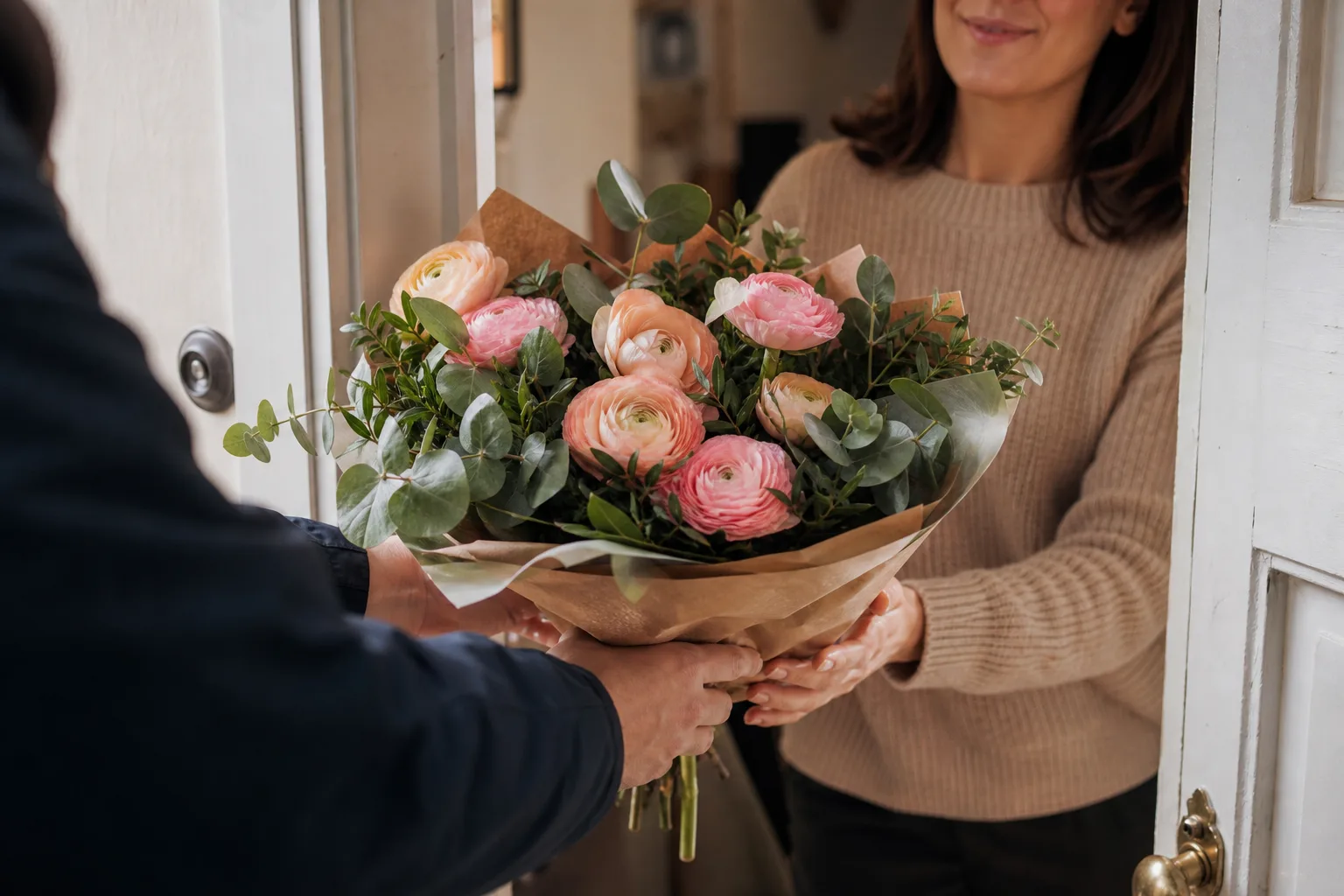 Bukett med snittblommor i blandade färger