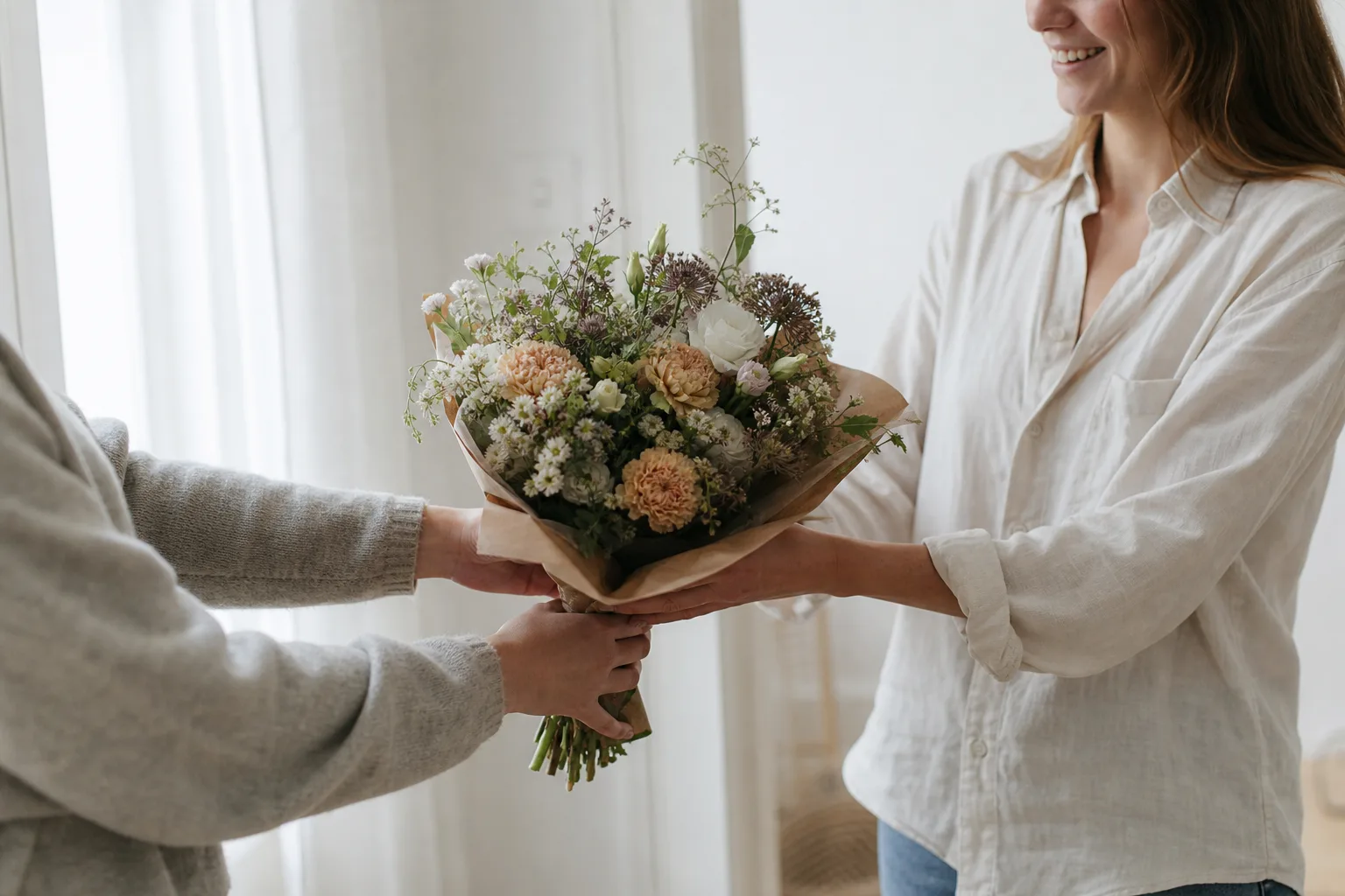 Bukett med snittblommor redo för leverans, fotograferad i naturligt dagsljus