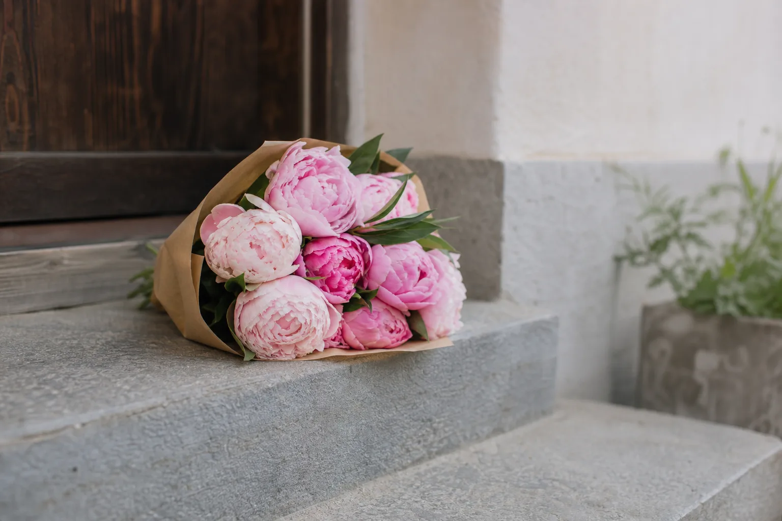Bukett med säsongens snittblommor, nybunden och redo att skickas