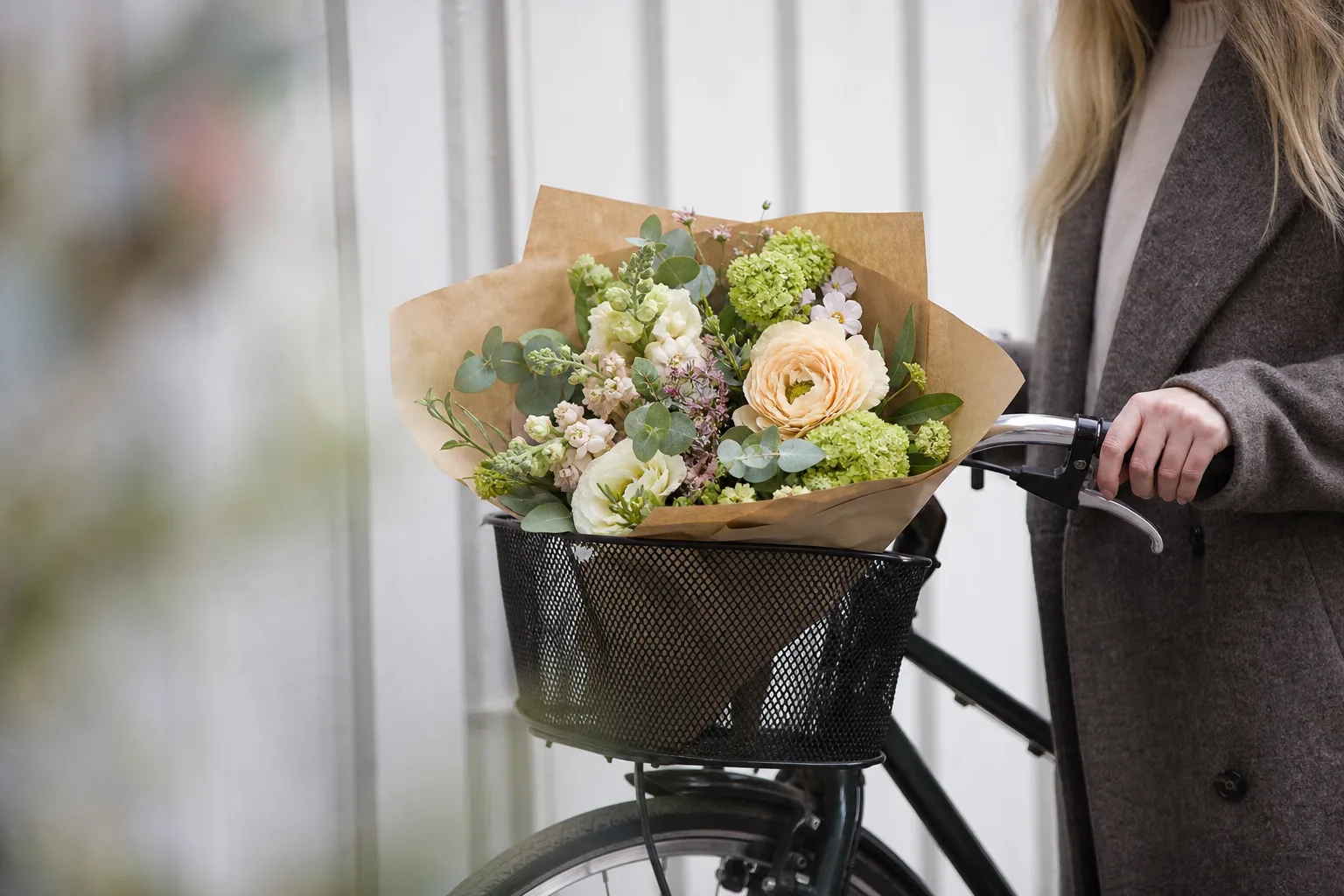 Bunden bukett med blandade snittblommor