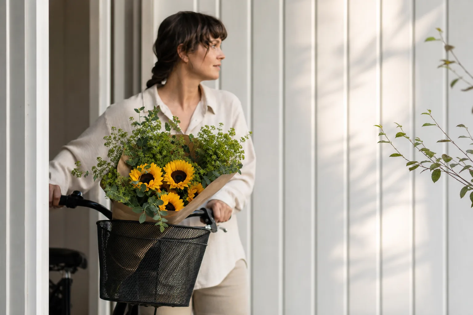 Handbunden bukett med säsongens blommor
