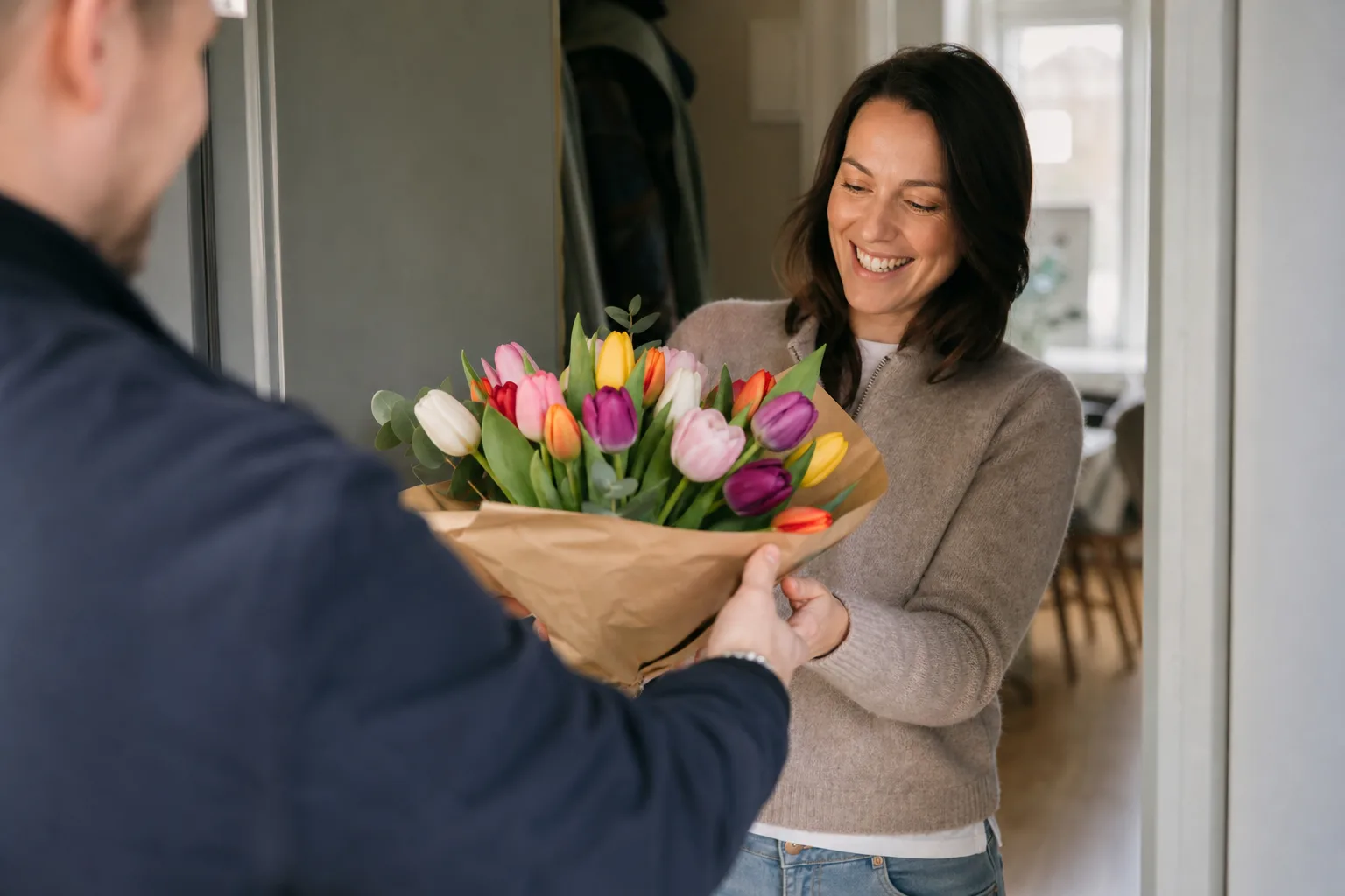 Bukett med säsongens snittblommor, inslagen och redo att lämnas över