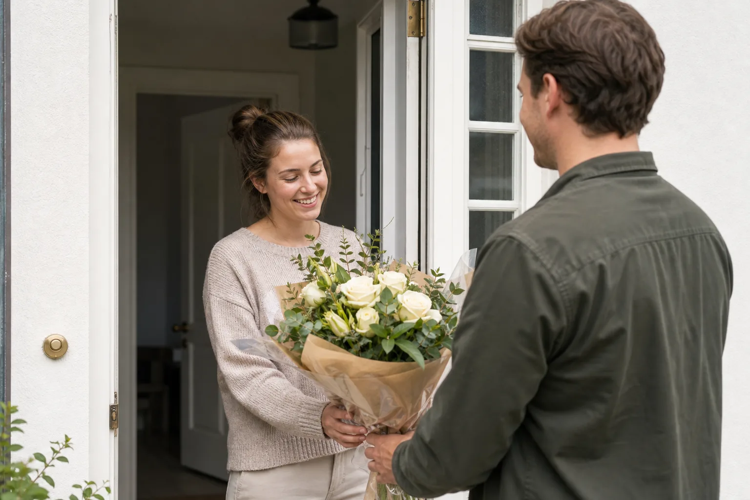Bukett med blandade snittblommor inslagen i papper, förberedd för utkörning till en adress i Nyköpings kommun