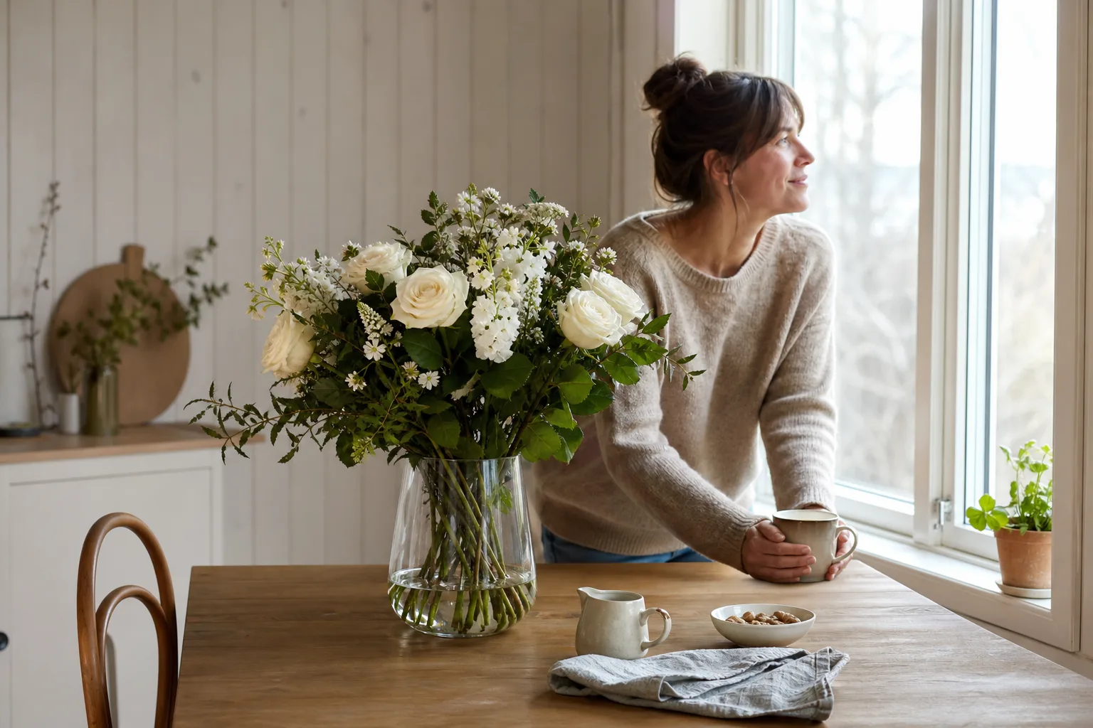 Bukett med enkla säsongsblommor, fotograferad i naturligt dagsljus.