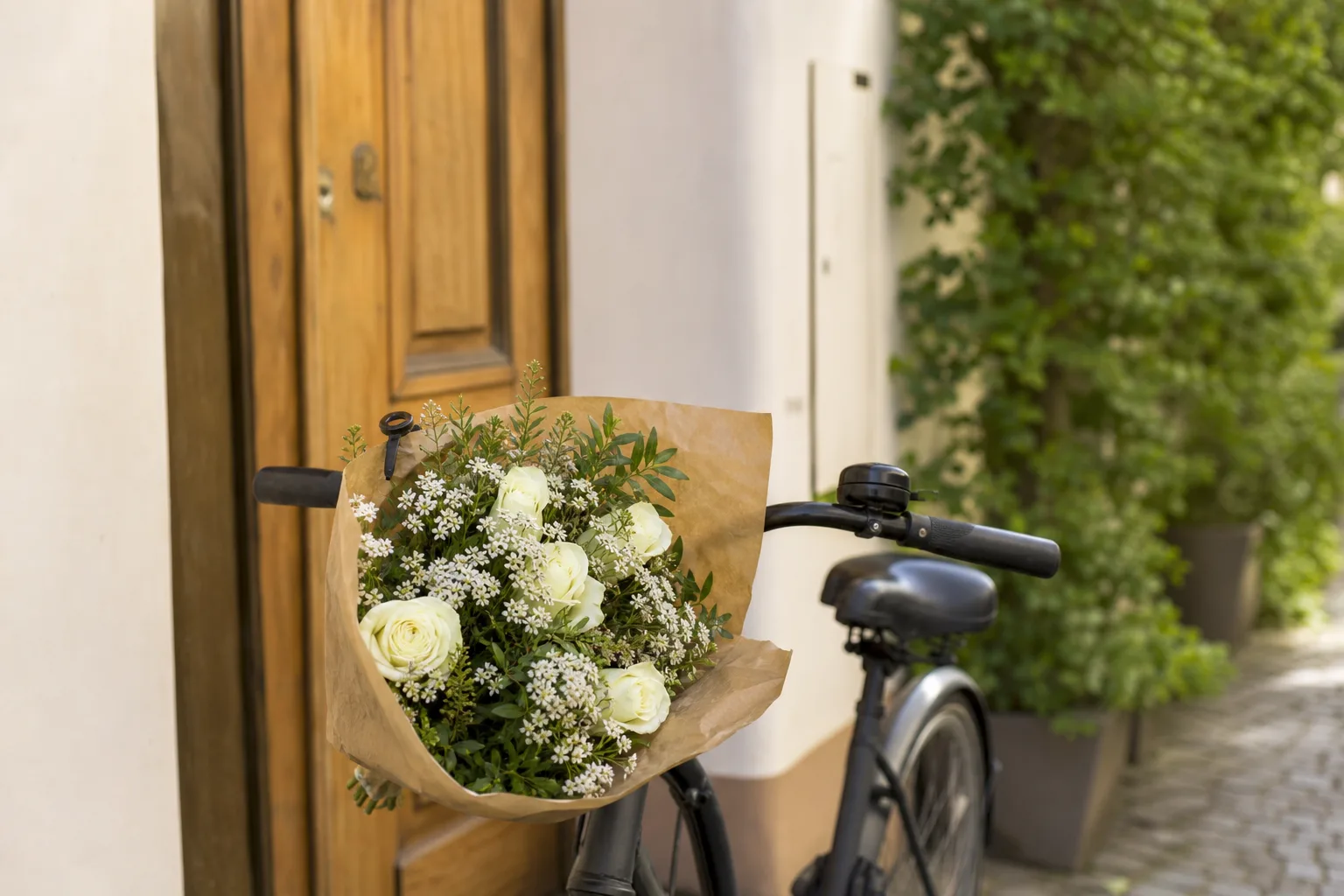Bukett med blandade snittblommor i omslagspapper