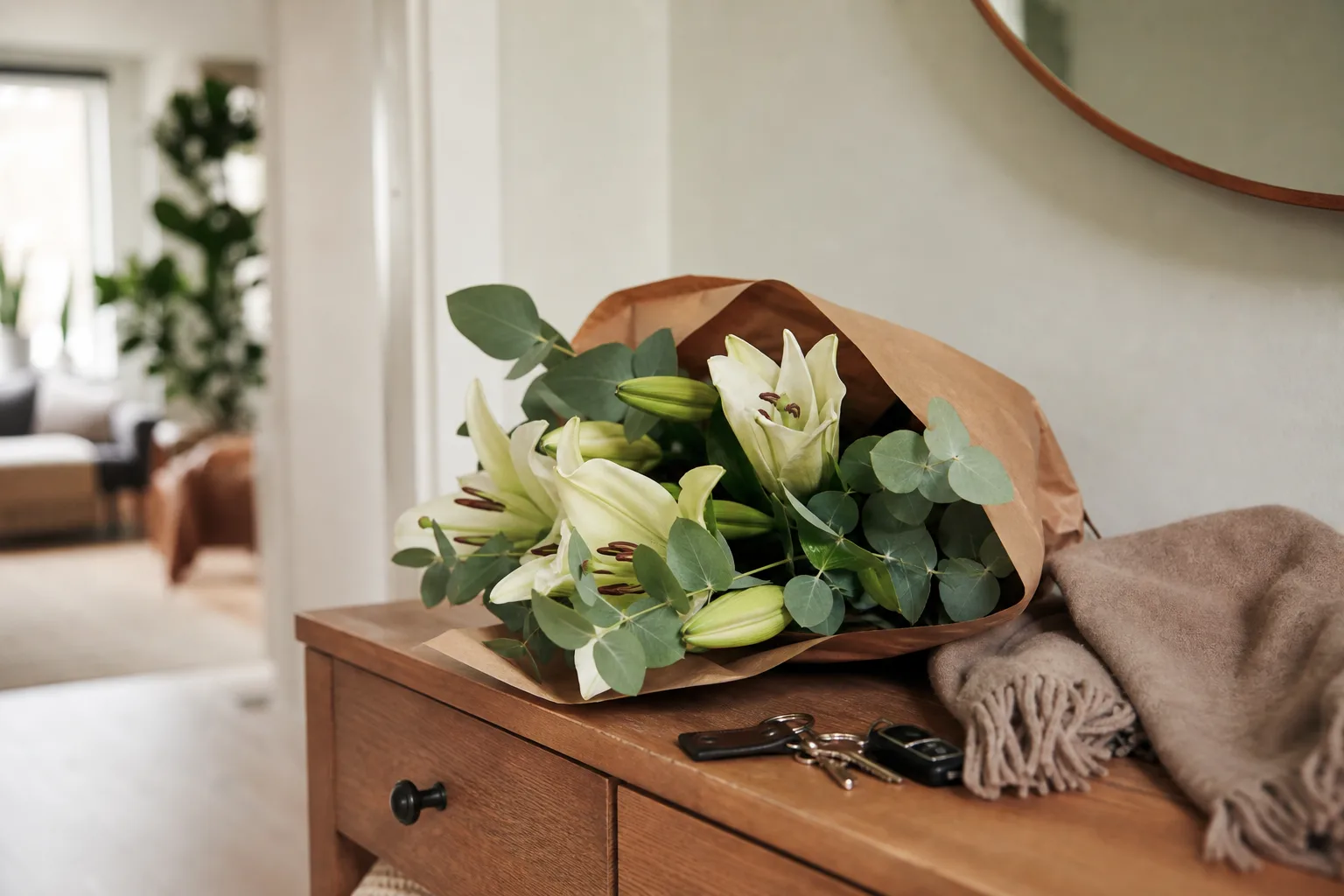 Bukett med säsongsblommor i en vas, fotograferad inomhus