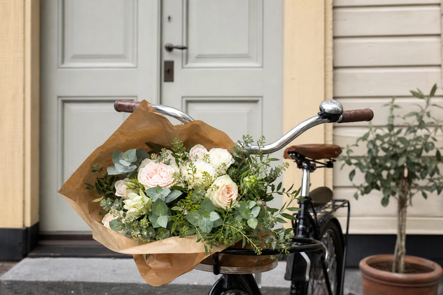 Bukett med säsongens snittblommor, förpackad och klar för budtransport.