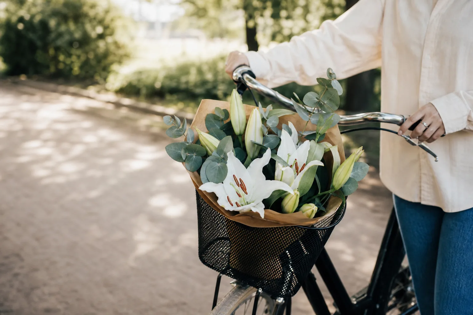 Bukett med säsongens snittblommor, fotograferad mot en ljus bakgrund
